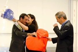 Ali Vayeghan quay trở lại sân bay Los Angeles hôm thứ Năm 2/2 và được các thành viên trong gia đình chào đòn nồng nhiệt trong nước mắt, hoa. (Nguồn: AP)