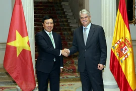 Bộ trưởng Ngoại giao Tây Ban Nha Alfonso Dastis đón, hội đàm với Phó Thủ tướng, Bộ trưởng Ngoại giao Phạm Bình Minh. (Ảnh: Ngự Bình/TTXVN)