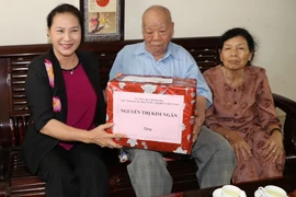 Chủ tịch Quốc hội Nguyễn Thị Kim Ngân thăm và tặng quà cụ Trần Kim Anh, 93 tuổi, thương binh 2/4, lão thành cách mạng ở xã Tân Thạnh, thành phố Tam Kỳ, tỉnh Quảng Nam. (Ảnh: Trọng Đức/TTXVN)