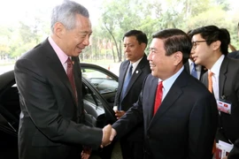 Chủ tịch Ủy ban Nhân dân Thành phố Hồ Chí Minh Nguyễn Thành Phong đón, hội kiến Thủ tướng Singapore Lý Hiển Long. (Ảnh: Thanh Vũ/TTXVN)