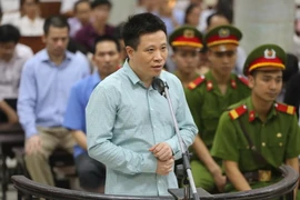 Bị cáo Hà Văn Thắm, nguyên Chủ tịch Hội đồng Quản trị Ngân hàng thương mại cổ phần Đại Dương (OceanBank) đứng trước vành móng ngựa trả lời thẩm vấn. (Ảnh: Doãn Tấn/TTXVN)