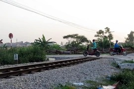 Đường ngang dân sinh băng qua đường sắt luôn tiềm ẩn nhiều nguy cơ tai nạn. (Nguồn: TTXVN)