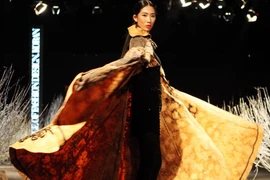 Trình diễn thời trang trong đêm khai mạc Tuần lễ thời trang Thu Đông 2016. (Ảnh: Trần Việt/TTXVN)