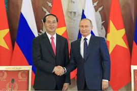 Chủ tịch nước Trần Đại Quang và Tổng thống Liên bang Nga V. Putin bắt tay sau Lễ ký các văn kiện hợp tác giữa hai nước. (Ảnh: Nhan Sáng/TTXVN)