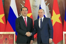 Chủ tịch nước Trần Đại Quang và Tổng thống Liên bang Nga V. Putin bắt tay sau Lễ ký các văn kiện hợp tác giữa hai nước. (Ảnh: Nhan Sáng/TTXVN)