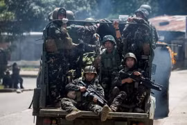 Binh sỹ Philippines tuần tra trên một tuyến phố ở Marawi, ngày 10/6. (Nguồn: AFP/TTXVN)