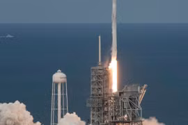 Tên lửa Falcon 9 mang theo tàu vận tải Dragon được phóng lên quỹ đạo từ bãi phóng 39A Trung tâm vũ trụ Kennedy, Mỹ, ngày 3/6. (Nguồn: AP)