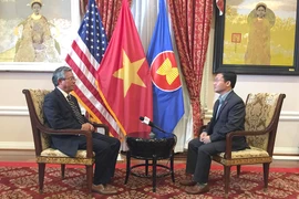 Đại sứ Phạm Quang Vinh trả lời phỏng vấn của phóng viên thông tấn xã Việt Nam. (Nguồn: CQTT TTXVN tại Washington)