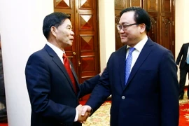 Bí thư Thành ủy Hà Nội Hoàng Trung Hải đón Bí thư Thành ủy, Đô trưởng Vientiane Sinlavong Khoutphaythoune. (Ảnh: An Đăng/TTXVN)