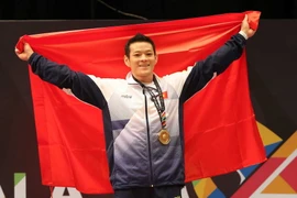 Thạch Kim Tuấn xuất sắc bảo vệ huy chương vàng nội dung cử giật nam hạng 56kg. (Ảnh: Quốc Khánh/TTXVN)