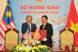 Phó Thủ tướng, Bộ trưởng Ngoại giao Phạm Bình Minh và Bộ trưởng Ngoại giao Malaysia Anifah Aman ký Biên bản thỏa thuận giữa Bộ ngoại giao hai nước. (Ảnh: Nguyễn Khang/TTXVN)