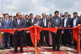 Thủ tướng Nguyễn Xuân Phúc và Thủ tướng Samdech Techo Hun Sen cắt băng khánh thành cầu Long Bình-Chrey Thom. (Ảnh: Công Mạo/TTXVN)
