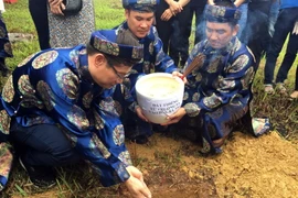Nghi thức hòa đất thiêng từ Trường Sa vào đất ở đàn Xã Tắc, Huế. (Ảnh: Quốc Việt/Vietnam+)