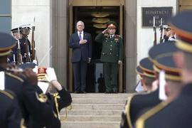 Bộ trưởng Quốc phòng Ngô Xuân Lịch (thứ hai, trái) và Bộ trưởng Quốc phòng Mỹ James Mattis (trái) tại lễ đón ở Arlington, bang Virginia, Mỹ ngày 8/8. (Nguồn: EPA/TTXVN)