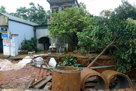 Mưa lớn kéo dài suốt 3 ngày qua, sáng 29/6, hố cáttơ lớn khoảng 600 m2 xuất hiện tại Quốc lộ 4D thuộc bản Sùng Chô, xã Nậm Loỏng, thành phố Lai Châu. (Ảnh: Quang Duy/TTXVN)