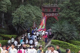 Đông đảo du khách thập phương về dự Giỗ tổ Hùng Vương, Lễ hội đền Hùng 2017. (Ảnh: Quốc Khánh/TTXVN)