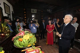Tổng Bí thư Nguyễn Phú Trọng thắp hương tại Di tích Lịch sử-Văn hóa Nhà lưu niệm đồng chí Trường Chinh. (Ảnh:Trí Dũng/TTXVN)