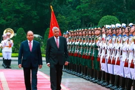 Thủ tướng Nguyễn Xuân Phúc và Thủ tướng Sri Lanka Ranil Wickremesinghe duyệt đội danh dự Quân đội nhân dân Việt Nam. (Ảnh: Thống Nhất/TTXVN)