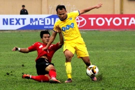 FLC Thanh Hóa (áo vàng) được kỳ vọng sẽ tiếp tục giữ vững ngôi đầu sau vòng 8. (Ảnh: Trịnh Duy Hưng/TTXVN)