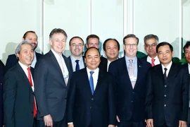 Thủ tướng Nguyễn Xuân Phúc với các đại biểu Tọa đàm với lãnh đạo các doanh nghiệp WEF về kinh tế Việt Nam. (Ảnh: Thống Nhất/TTXVN)