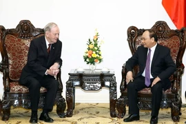Thủ tướng Nguyễn Xuân Phúc tiếp cựu Thủ tướng Canada Jean Chretien đang thăm và làm việc tại Việt Nam. (Ảnh: Thống Nhất/TTXVN)