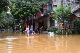 Nước sông Thao dâng cao gây ngập lụt nhiều khu vực tại thành phố Yên Bái. (Ảnh: Thế Duyệt/TTXVN)