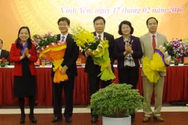 Cụm trưởng, Cụm phó của Cụm thi đua 9 tỉnh Đồng bằng sông Hồng năm 2017 ra mắt hội nghị. (Ảnh: Nguyễn Thảo/TTXVN)