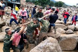 Binh sỹ cứu hộ Colombia chuyển thi thể các nạn nhân vụ lở đất ở Putumayo ngày 1/4. (Nguồn: THX/TTXVN)