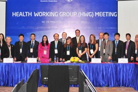 Đại biểu các nền kinh tế APEC tham dự cuộc họp chụp ảnh chung. (Ảnh: Nguyễn Khang/TTXVN)