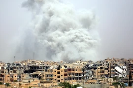 Khói bốc lên sau các cuộc giao tranh tại Raqqa, tỉnh Homs, Syria ngày 28/7. (Nguồn: AFP/TTXVN)