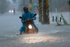 Bão Nesat gây mưa lớn khi quét qua Đài Loan tối 29/7. (Nguồn: AFP)
