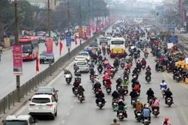 Cửa ngõ Hà Nội người xe hối hả về quê sau ngày làm cuối