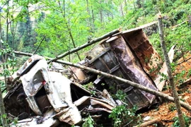 Xe ôtô tải lao xuống vực sâu khiến 4 người chết tại chỗ, xe bị hư hỏng hoàn toàn. (Ảnh: Minh Đức/TTXVN phát)