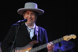Ca sỹ Bob Dylan biểu diễn tại một sự kiện ở Carhaix-Plouguer, tây Pháp ngày 22/7/2012. (Nguồn: AFP/TTXVN)