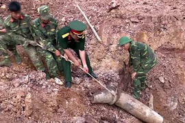 Lực lượng bộ đội công binh tỉnh Quảng Trị đã phát hiện một quả bom nặng hơn 240 kg, có chiều dài 1,6m, nằm ở độ sâu dưới lòng đất hơn 6m, ngày 19/4. (Ảnh: Trần Tĩnh/TTXVN)