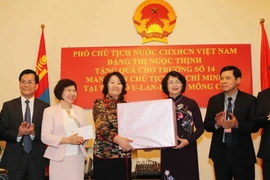 Phó Chủ tịch nước Đặng Thị Ngọc Thịnh trao tặng Trường PTTH số 14 mang tên Chủ tịch Hồ Chí Minh quà tặng là một số trang thiết bị phục vụ hoạt động dạy và học. (Ảnh: Quang Hải/TTXVN)