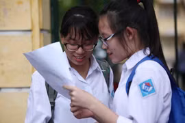 Thí sinh thi vào lớp 10 năm học 2016-2017 trao đổi bài sau khi hoàn thành môn thi Toán tại Điểm thi Trường trung học phổ thông Việt Đức (Hà Nội). (Ảnh: Quý Trung/TTXVN) 