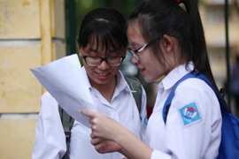 Thí sinh thi vào lớp 10 năm học 2016-2017 trao đổi bài sau khi hoàn thành môn thi Toán tại Điểm thi Trường trung học phổ thông Việt Đức (Hà Nội). (Ảnh: Quý Trung/TTXVN) 