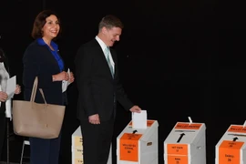 Thủ tướng New Zealand Bill English (phải) và phu nhân bỏ phiếu tại điểm bầu cử ở Wellington ngày 21/9. (Nguồn: AFP/TTXVN)