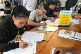 Thí sinh điều chỉnh nguyện vọng đăng ký xét tuyển tại trường Đại học Công Nghệ Thành phố Hồ Chí Minh. (Ảnh: Phương Vy/TTXVN)