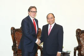 Thủ tướng Nguyễn Xuân Phúc tiếp ông Phil Falcone, Chủ tịch Quỹ đầu tư Harbinger Capital Fartners (Hoa Kỳ). (Ảnh: Thống Nhất/TTXVN)