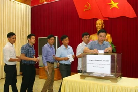 Văn phòng Tỉnh ủy Yên Bái quyên góp động ủng hộ nhân dân bị thiệt hại do lũ quét. (Ảnh: Thế Duyệt/TTXVN)