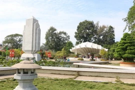 Du khách đến tham quan Khu di tích Nguyễn Sinh Sắc trong những ngày Tết Nguyên đán Đinh Dậu 2017. (Ảnh: Nguyễn Văn Trí/TTXVN)