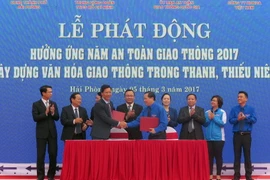 Đại diện Trung ương Đoàn TNCS Hồ Chí Minh và Công ty Honda Việt Nam ký kết kế hoạch phối hợp. (Ảnh: Hoàng Ngọc/TTXVN)