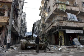 Binh sỹ quân đội Chính phủ Syria sau khi giành lại quyền kiểm soát thành phố Aleppo ngày 23/12. (Nguồn: EPA/TTXVN)