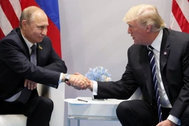 Tổng thống Nga Vladimir Putin (trái) và Tổng thống Mỹ Donald Trump trong cuộc gặp bên lề Hội nghị thượng đỉnh G20 ở Hamburg, Đức ngày 7/7. (Nguồn: AFP/TTXVN)
