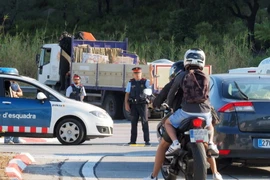 Cảnh sát Tây Ban Nha tuần tra tại khu vực biên giới với Pháp sau vụ tấn công khủng bố ở Barcelona và Cambrils ngày 18/8. (Nguồn: AFP/TTXVN)