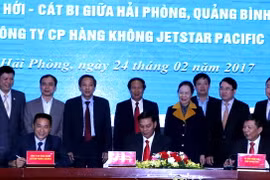 Lãnh đạo hai tỉnh, thành phố ký biên bản thỏa thuận mở đường bay với hãng Hàng không Jestar Pacific Airways. (Ảnh: Minh Thu/TTXVN)