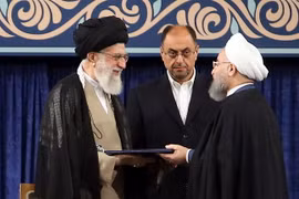 Tổng thống Iran Hassan Rouhani (phải), Đại giáo chủ Ali Khamenei (trái) tại buổi lễ nhậm chức ở Tehran ngày 3/8. (Nguồn: EPA/TTXVN)