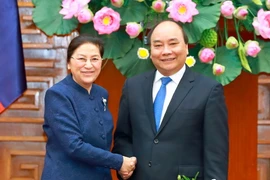 Thủ tướng Nguyễn Xuân Phúc hội kiến Chủ tịch Quốc hội nước Cộng hòa Dân chủ Nhân dân Lào Pany Yathotou sang thăm hữu nghị chính thức Việt Nam. (Ảnh: Thống Nhất/TTXVN)
